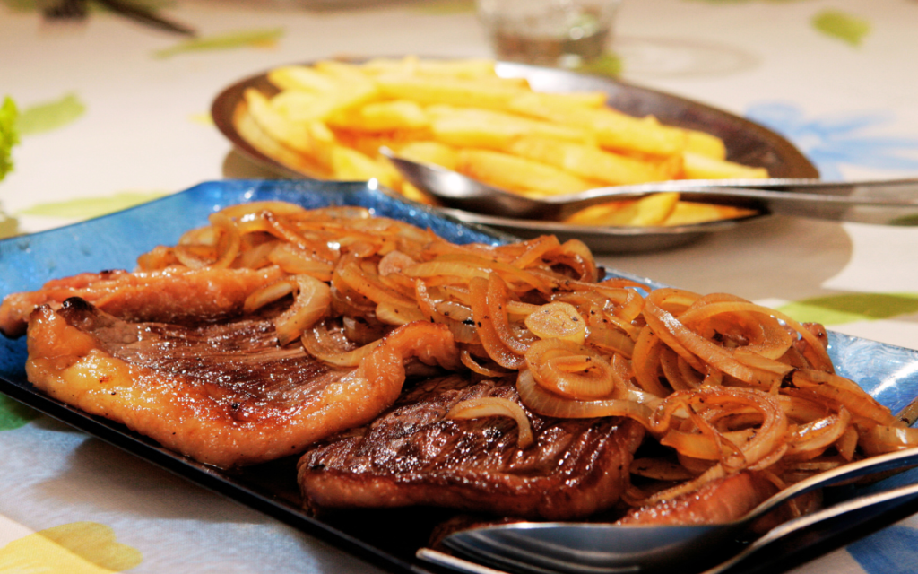 Receita de Bife Acebolado com Molho de Maionese